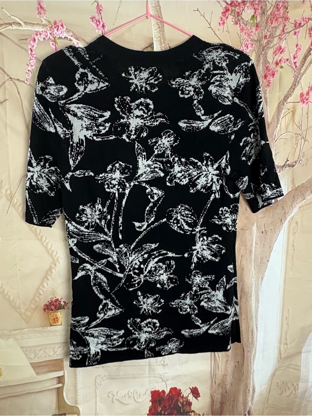 White House Black Market Black & White Floral Button-Shoulder Top - Picture 5 of 9